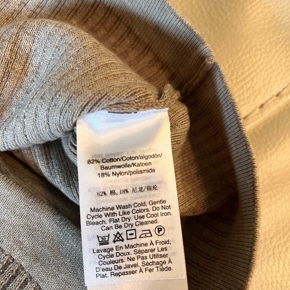 Crop top. Size Small. Never worn. - Picture 2 of 3